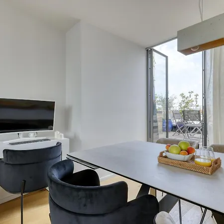Luxury Penthouse With A/c Terrace & View-le Marais Apartment
